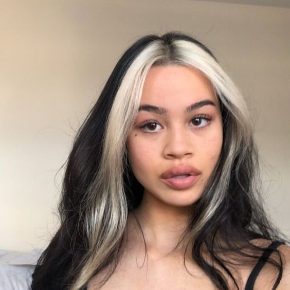 Mid-Back Wavy Black With Blonde Face Framing Mid-Back Wavy Black With Blonde Face Framing — Two Tone Hair