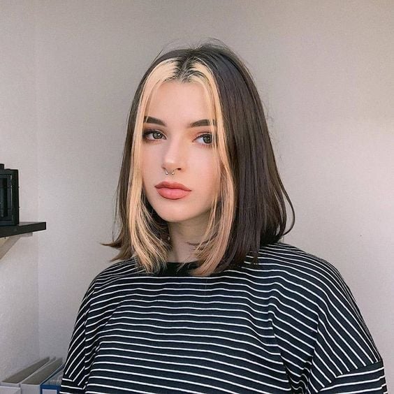 Blunt Bob Dark Brown With Blonde Face Framing Blunt Bob Dark Brown With Blonde Face Framing — Two Tone Hair