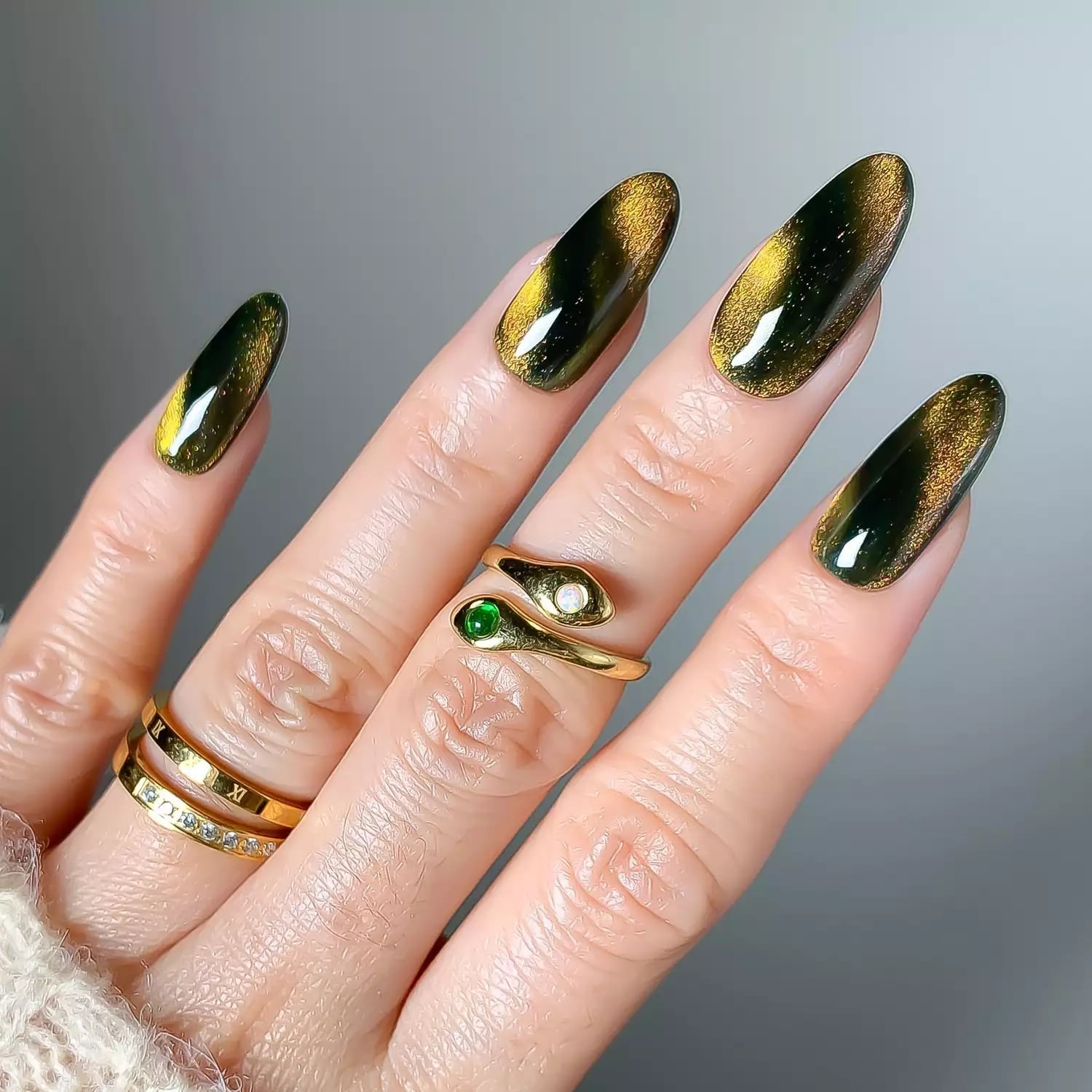 Short Almond Dark Green Gold Cat-Eye — Velvet Nails