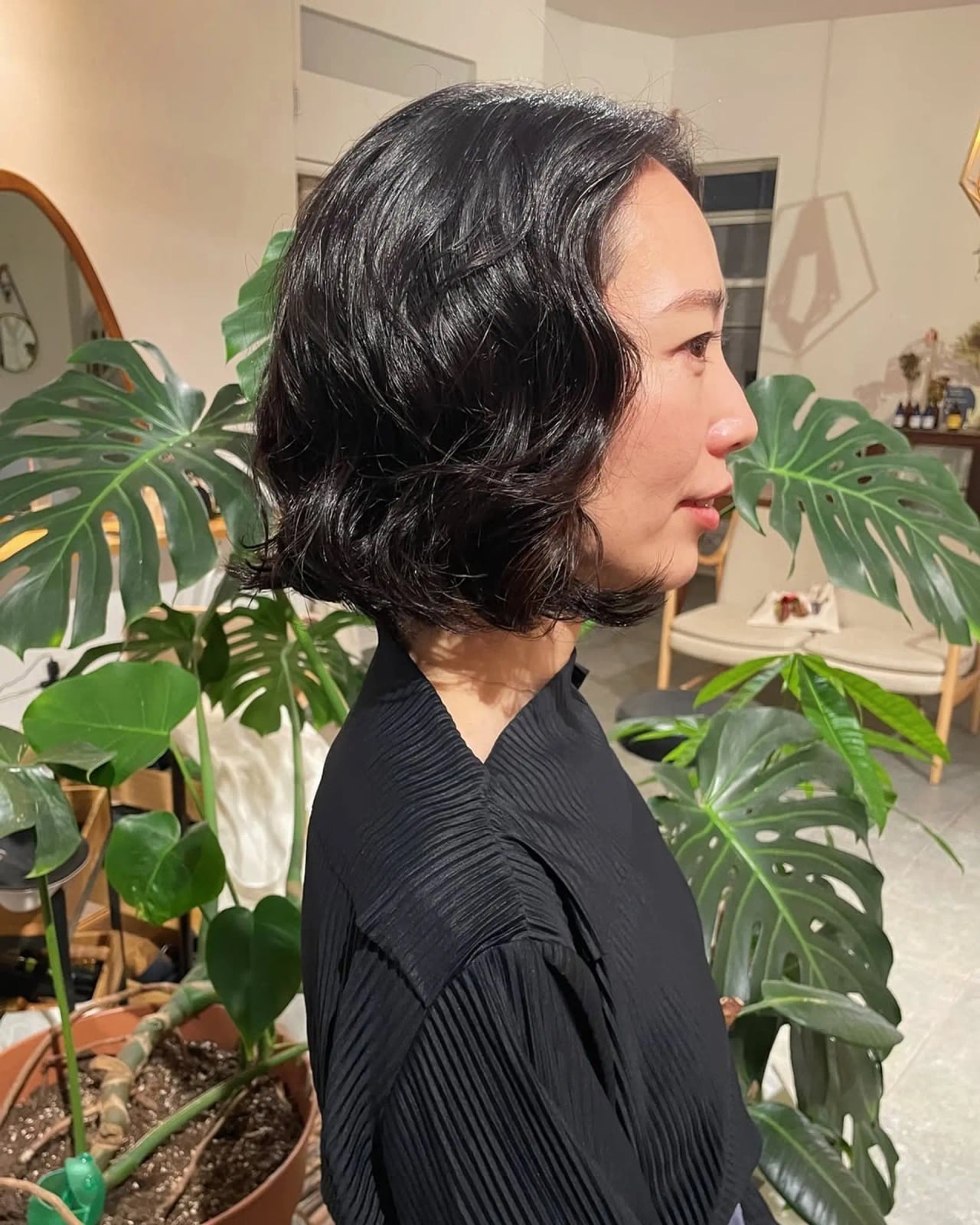 Fine Black Bob With Glossy Waves, Chin — Wavy Bob