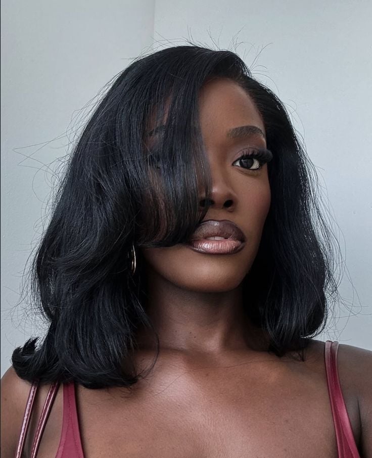 Black Collarbone Lob With Face-Framing Layers Black Collarbone Lob With Face-Framing Layers — Wavy Haircuts