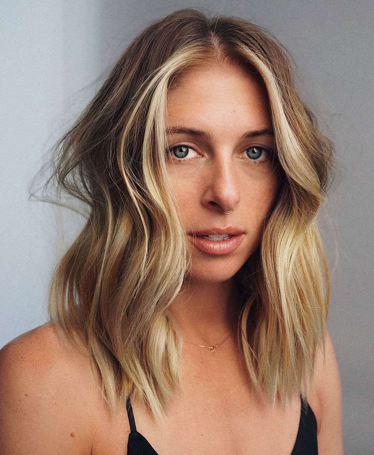 Shoulder Length Blonde Lob With Highlights Shoulder Length Blonde Lob With Highlights — Wavy Haircuts