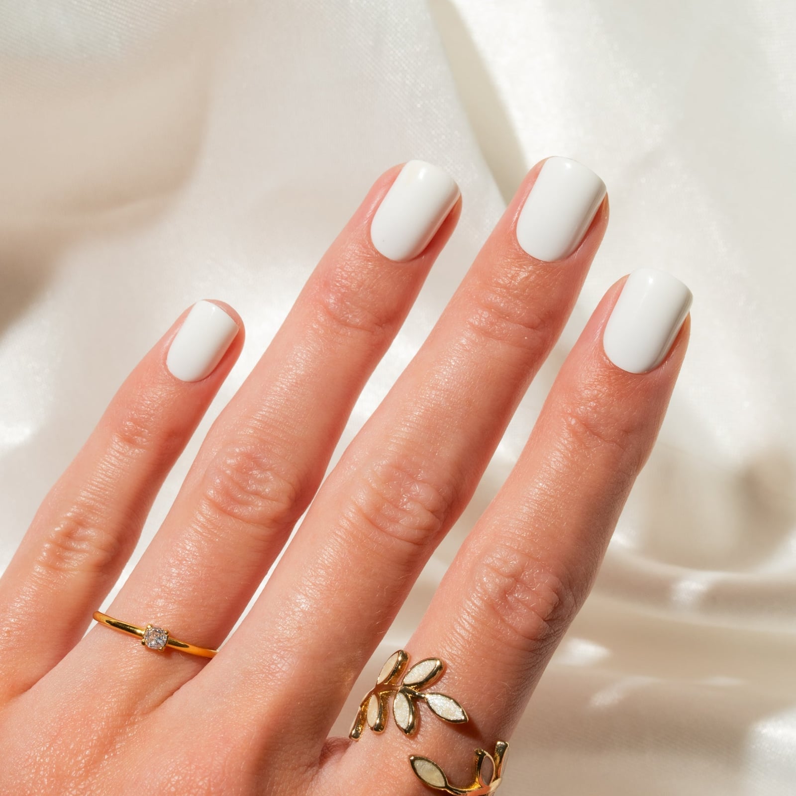 Bright White Glossy Short Square Nails, Solid Color — White Nails