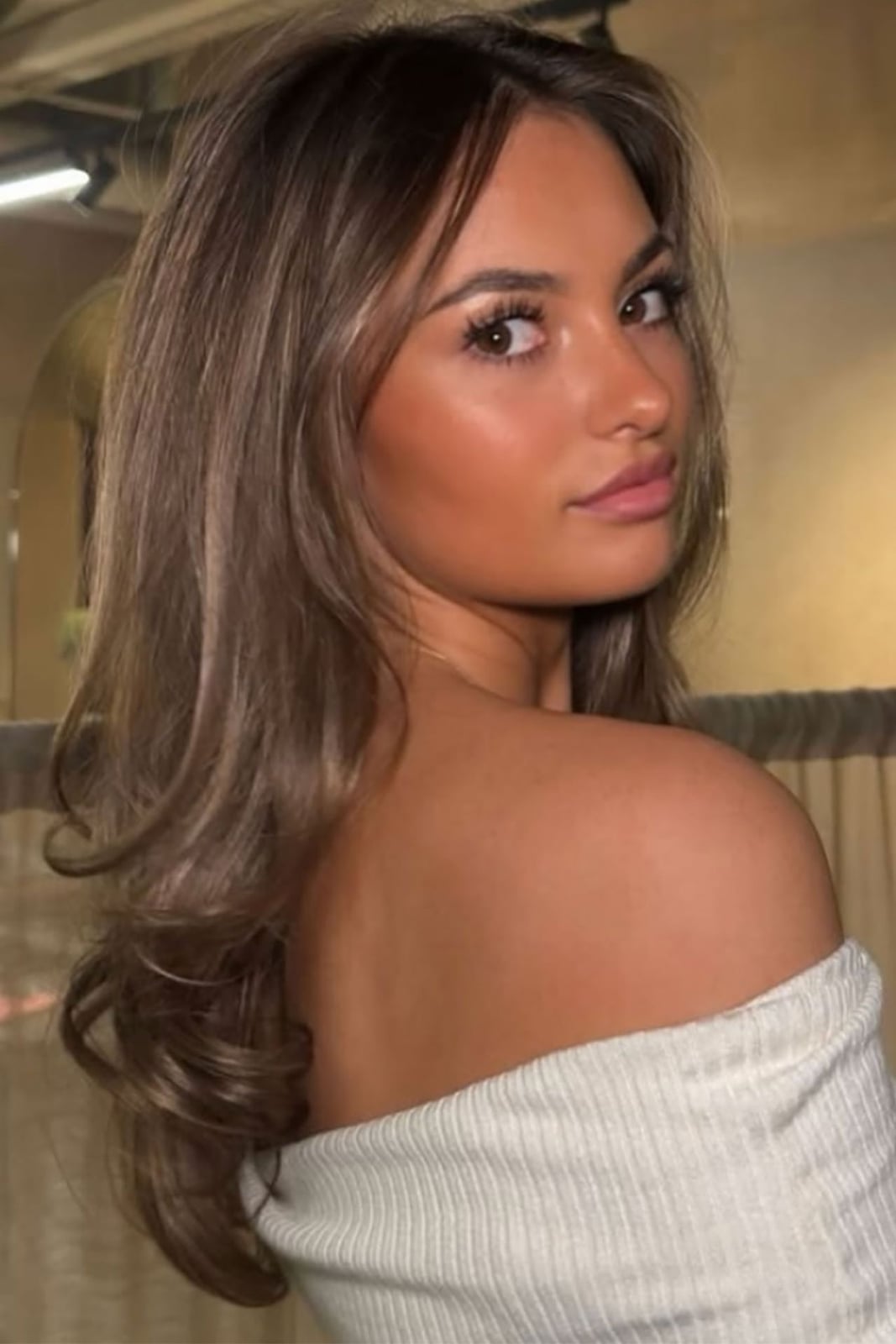 Collarbone Ash Brown With Cool Blonde Balayage Collarbone Ash Brown With Cool Blonde Balayage — Winter Balayage