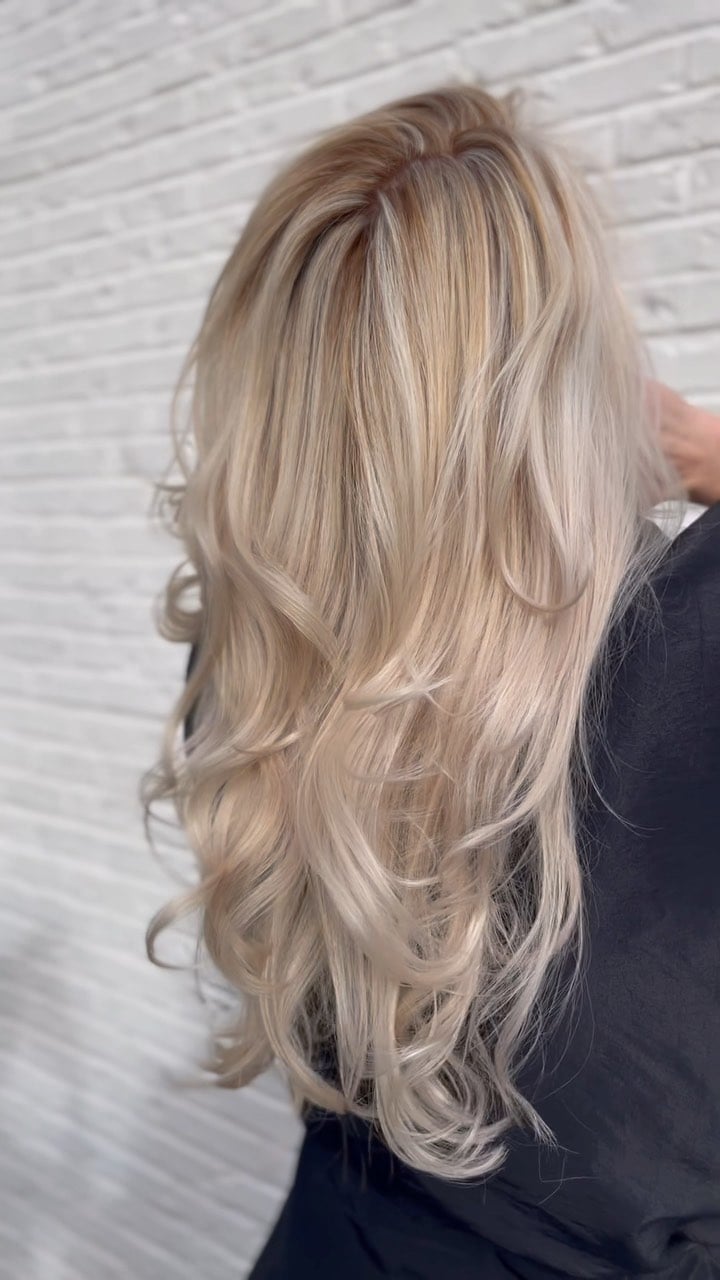 Mid-Back Platinum Blonde With Beige Tone, Close-Up Take Mid-Back Platinum Blonde With Beige Tone, Close-Up Take — Winter Blonde Hair