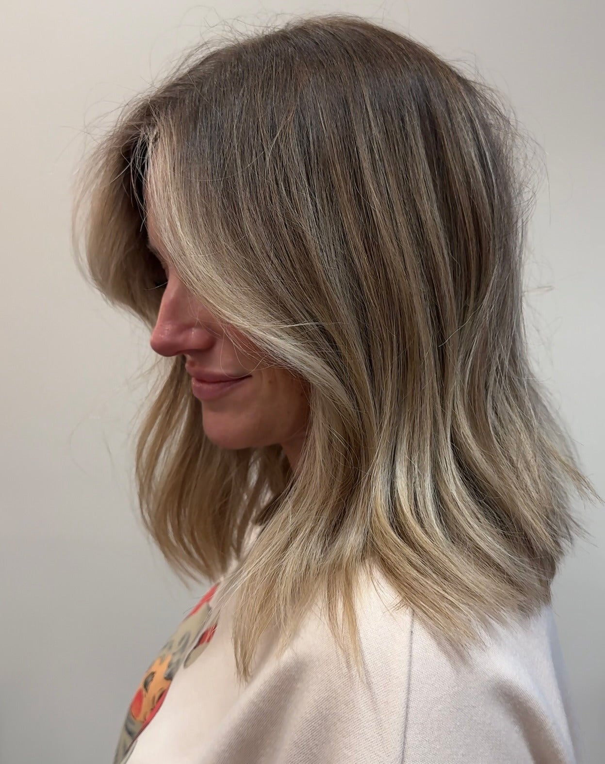 Chin Length Beige Blonde Bob With Side Part Chin Length Beige Blonde Bob With Side Part — Winter Blonde Hair