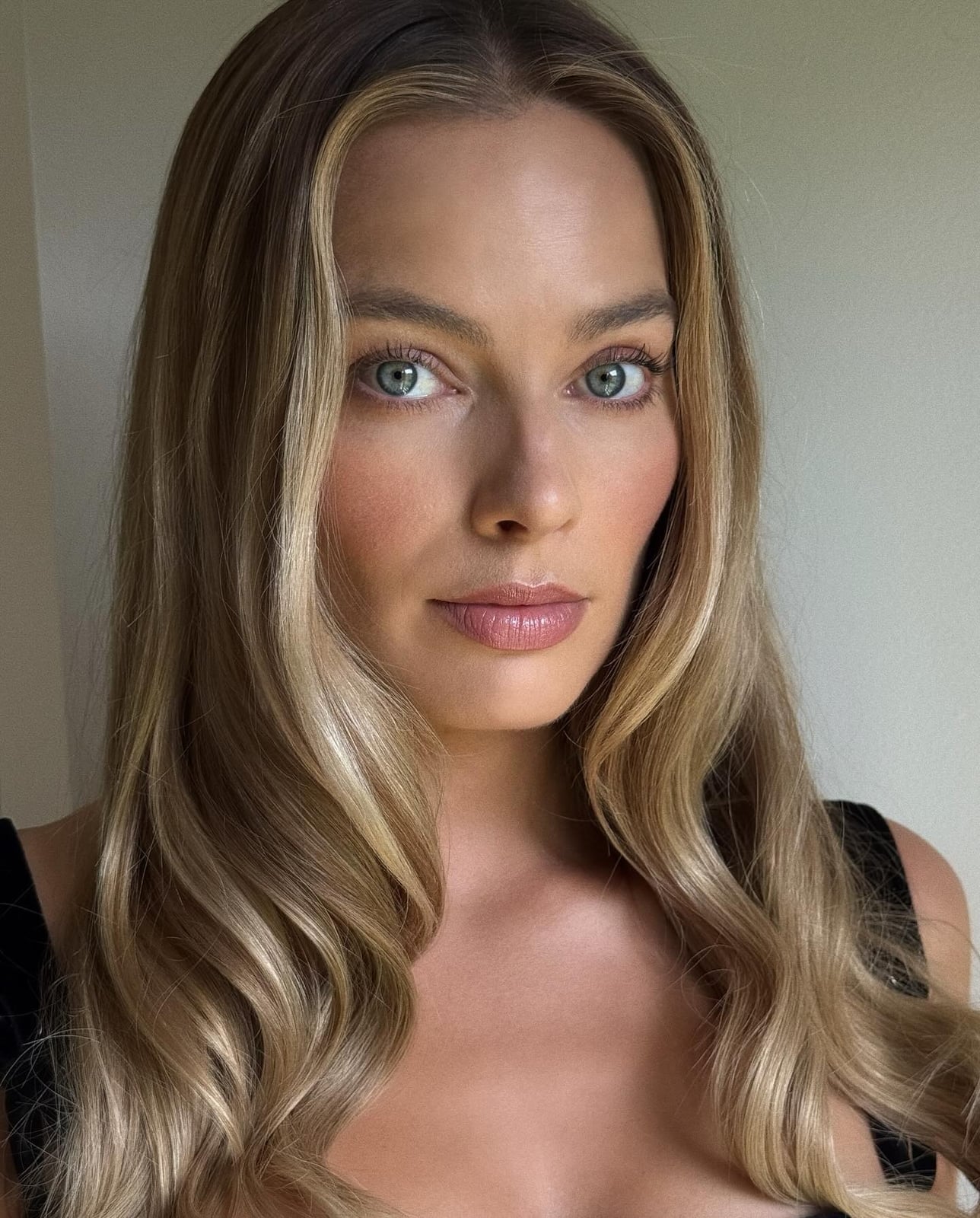 Long Layered Honey Blonde With Soft Waves Long Layered Honey Blonde With Soft Waves — Winter Blonde Hair