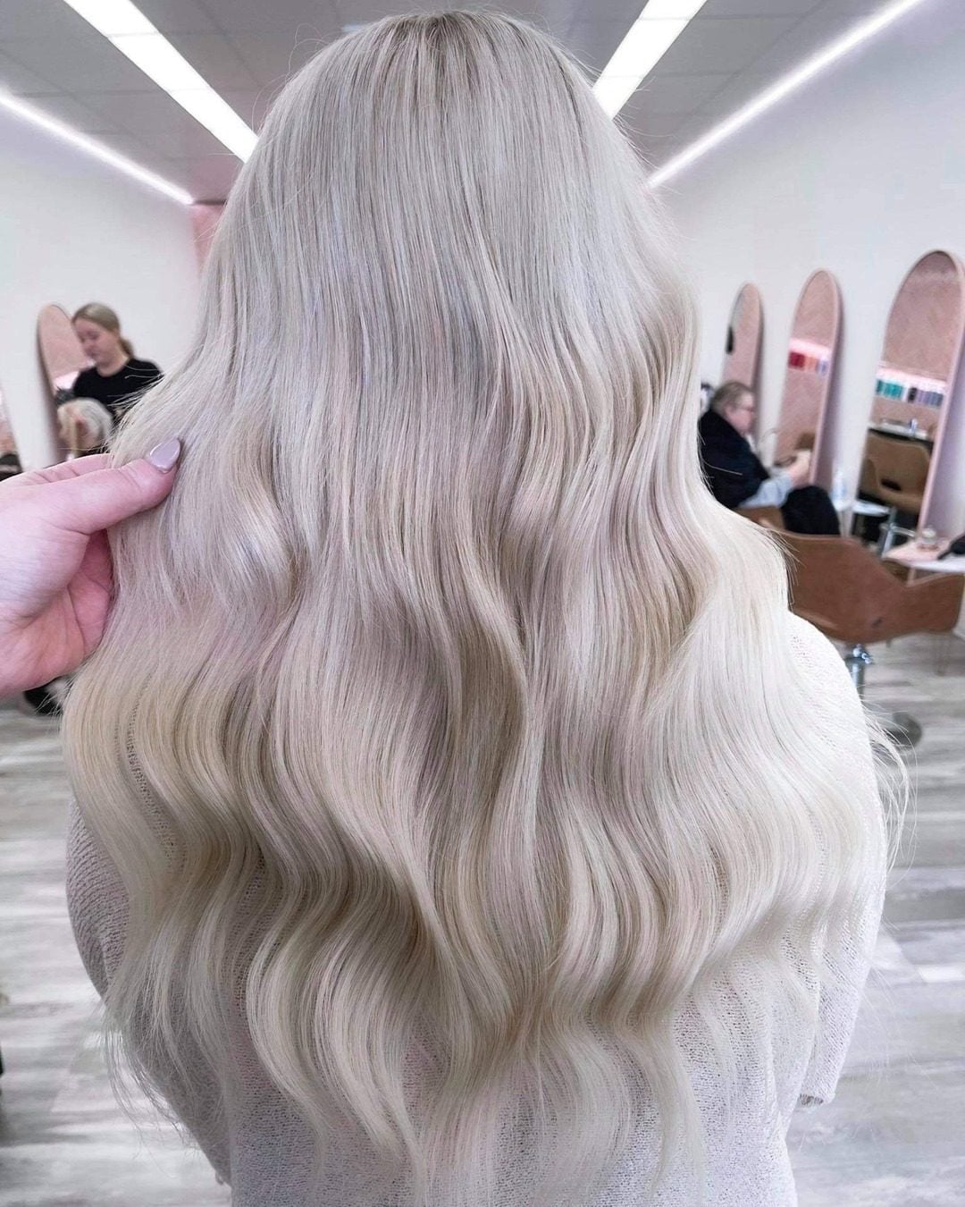 Collarbone Beige Blonde With Side Part Collarbone Beige Blonde With Side Part — Winter Blonde Hair