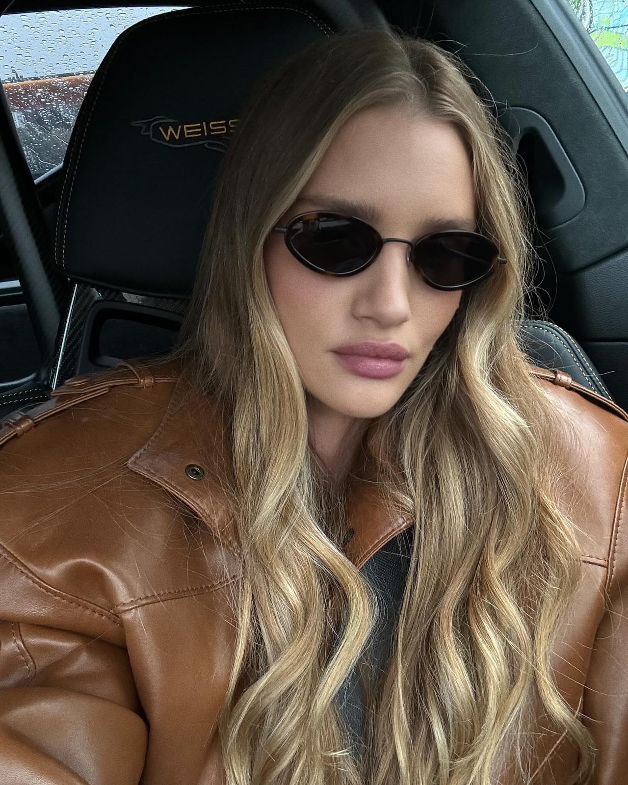 Mid-Back Ash Blonde With Curtain Bangs, Close-Up Take Mid-Back Ash Blonde With Curtain Bangs, Close-Up Take — Winter Blonde Hair