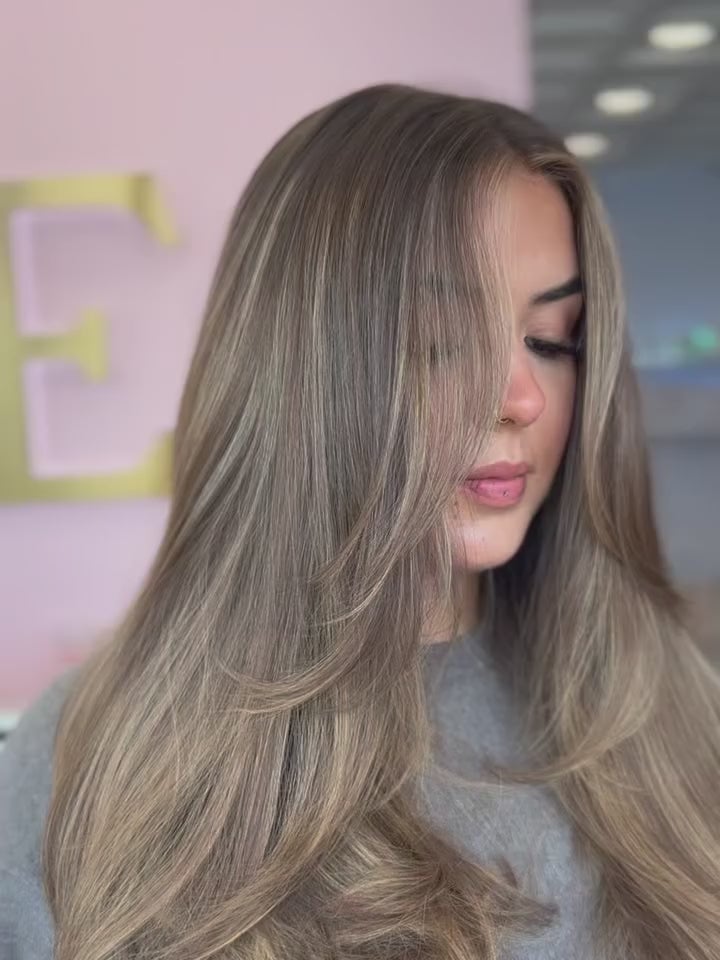 Collarbone Ash Blonde With Darker Roots Collarbone Ash Blonde With Darker Roots — Winter Hair Colors