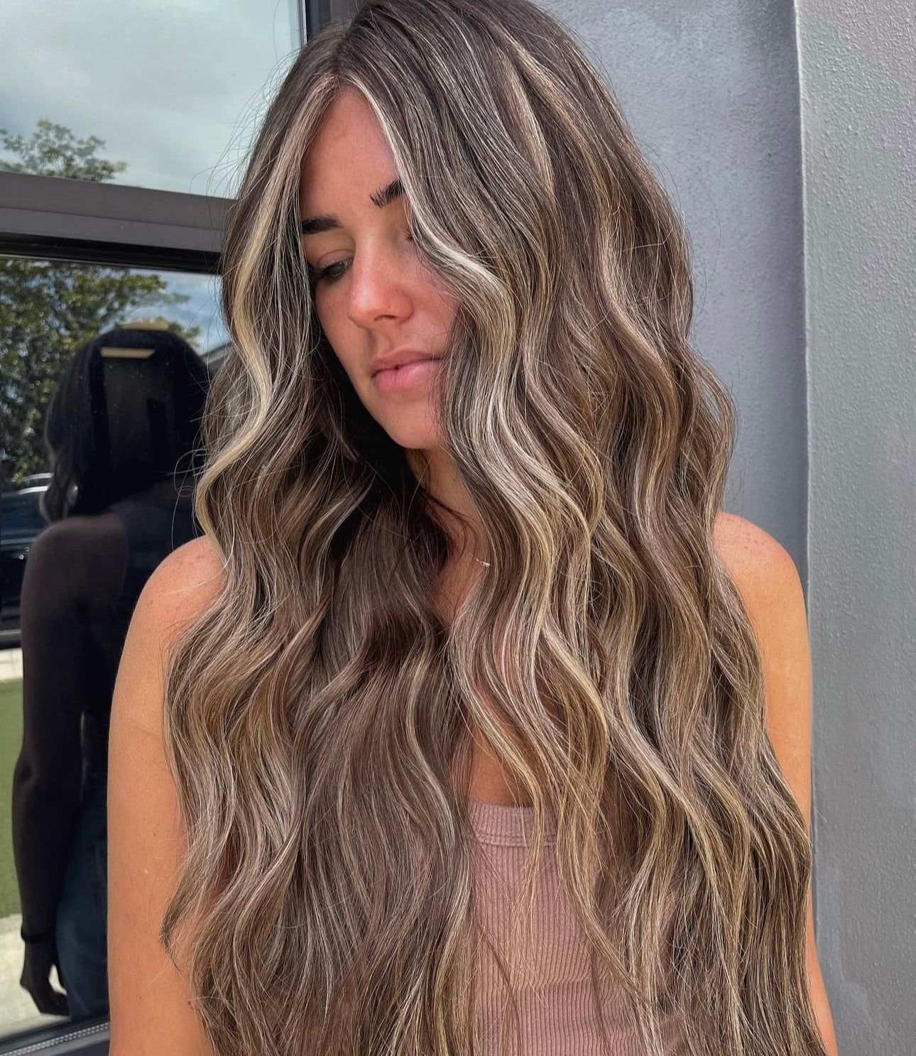 Mid-Back Dark Brown With Blonde Highlights And Curtain Bangs, Middle — Winter Highlights