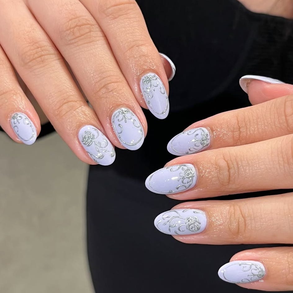 Short Oval Pale Lavender Glossy With Silver Short Oval Pale Lavender Glossy With Silver — Winter Purple Nails